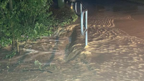 Auch der Landkreis Weißenburg-Gunzenhausen blieb vom Unwetter nicht verschont. Die Orte Fiegenstall und Hüttingen verwandelten sich in Seelandschaften und Eisschollen-Felder.