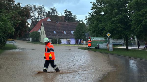 „Also es war eine Unwetterlage und zwar waren in Hüttingen mehrere Keller unter Wasser. Vor allem war eine Firma die war unter Wasser gestanden. Bei Fiegenstall, wo die Abzweigung Richtung Rohrbach ist, war die Straße ungefähr einen halben Meter überschwemmt, und zwar auf einer Länge von circa 500 - 600 Metern“, berichtet Georg Morgott, Kommandant der Freiwilligen Feuerwehr Ellingen.