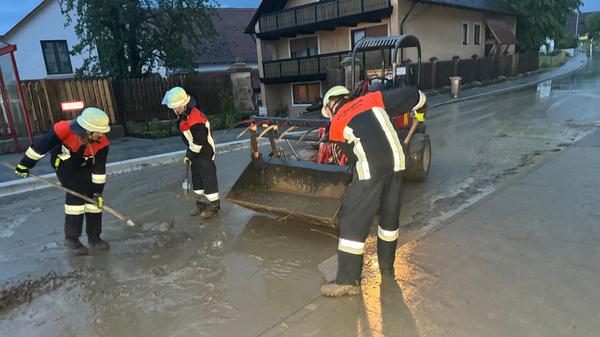Mit rund 100 Personen war die Feuerwehr Ellingen im Einsatz, um die Straßen sicherzustellen und überflutete Keller auszupumpen.