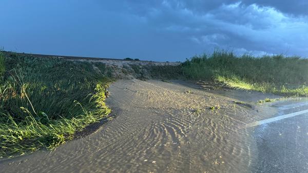 Bei einer Abzweigung in der Nähe des Ortes Fliegenstall war eine Abzweigung einen halben Meter überschwemmt.