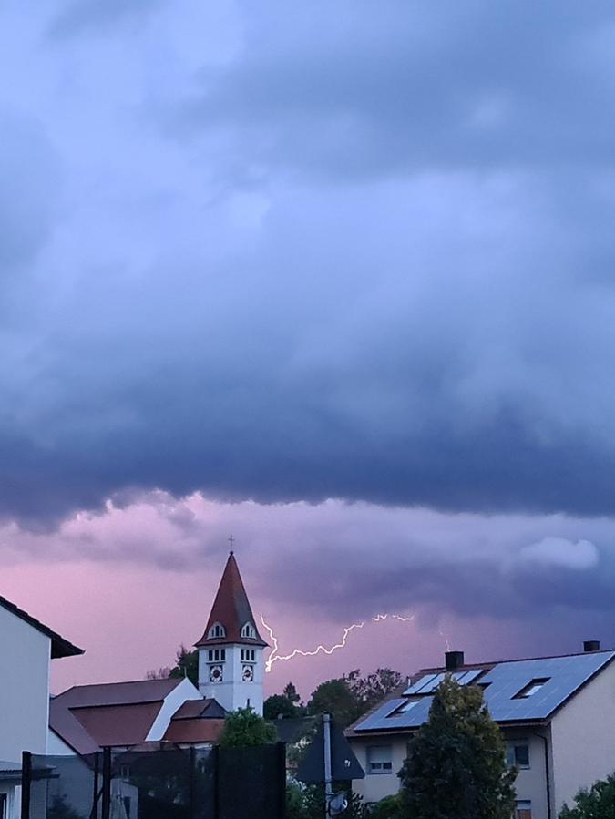 Gewitter über Pfraunfeld: Dieses Foto von einem Blitz über dem Kirchturm der St. Nikolaus Kirche schickte uns ein Leser.