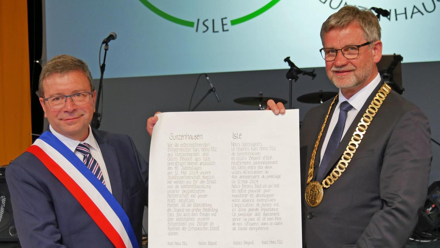 Isles Bürgermeister Gilles Begout (li., hier mit Gunzenhausens Bürgermeister Karl-Heinz Fitz) unterzeichnete nicht nur die Partnerschaftsurkunde, sondern trug sich außerdem in das Goldene Buch der Stadt ein. Isles Bürgermeister Gilles Begout (li., hier mit Gunzenhausens Bürgermeister Karl-Heinz Fitz) unterzeichnete nicht nur die Partnerschaftsurkunde, sondern trug sich außerdem in das Goldene Buch der Stadt ein.