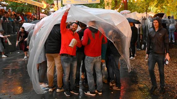 Erlangen feiert Bergkirchweih-Auftakt im Regen: So feucht-fröhlich war der erste Abend