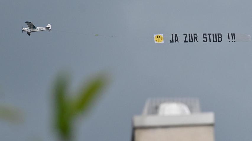 Stadt-Umland-Bahn in Erlangen: Befürworter werben per Flugzeug mit riesigem Banner für StUB