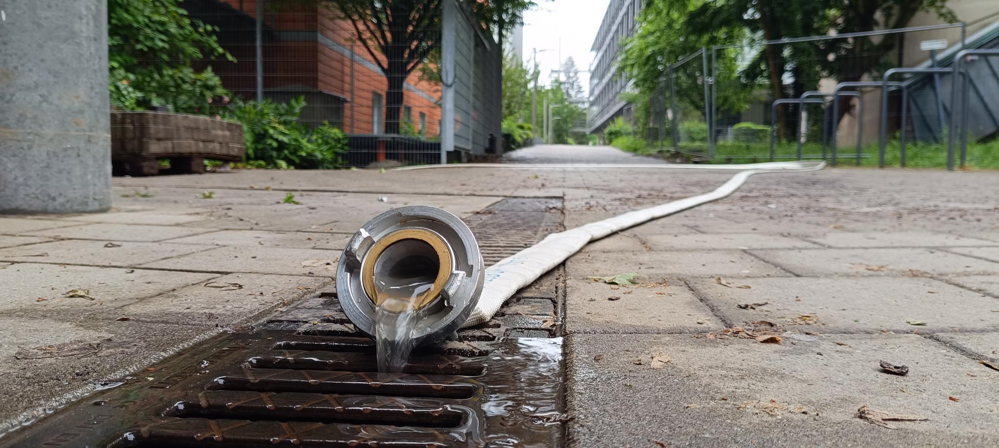 An der Wassertorstraße stand am späten Nachmittag das Erdgeschoss der Fakultät Elektrotechnik/Feinwerktechnik/Informationstechnik der Georg-Simon-Ohm Hochschule unter Wasser. Der Regen lief auch ins Treppenhaus und in die Tiefgarage. Zeitgleich fanden noch Vorlesungen statt, sodass die Studierenden dem THW und der Feuerwehr beim Abpumpen geholfen haben.