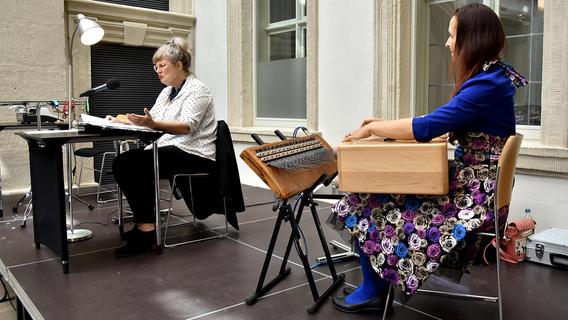 Aufmüpfige Göre zwischen Schlagwerk und Glockenspiel: Lea Schmocker las in Erlangen Irmgard Keun