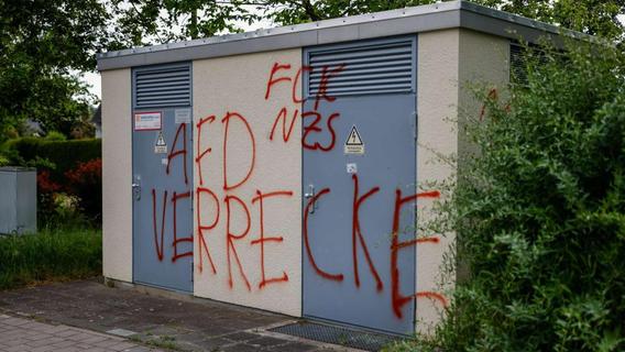 Verteilerkästen und Mauern in Zirndorf mit Anti-AfD-Graffitis besprüht - Kripo ermittelt