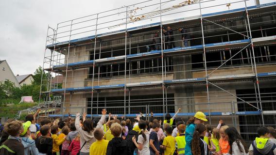 „Applaus fürs neue Grundschulhaus“: In Forchheim wurde Richtfest gefeiert - das ist der Zeitplan
