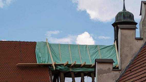 Die Weißenburger Karmeliterkirche hat jetzt ein Schutzdach