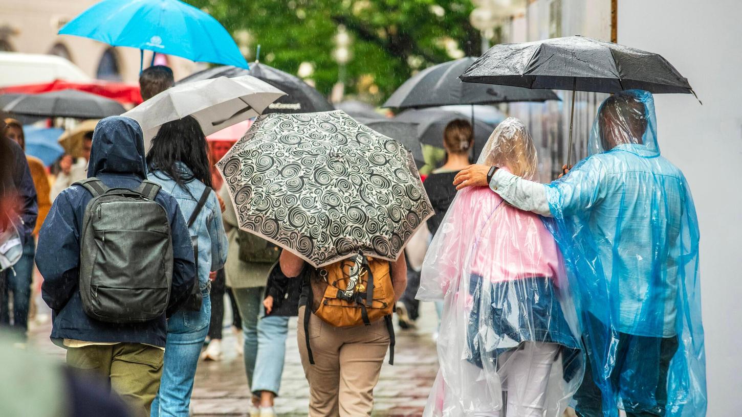 An Pfingsten wird weiterhin Regen erwartet - ab Dienstag kann es lokal zu schweren Schauern, Gewittern und Überflutungen kommen. (Symbolbild) An Pfingsten wird weiterhin Regen erwartet - ab Dienstag kann es lokal zu schweren Schauern, Gewittern und Überflutungen kommen. (Symbolbild)