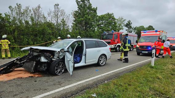 Frontalzusammenstoß bei Ansbach: Zwei Autofahrer eingeklemmt