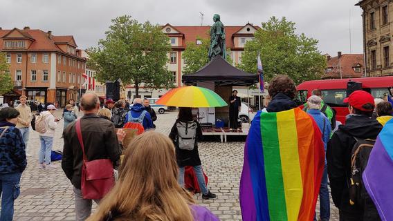 Kundgebung gegen Queer-Feindlichkeit in Erlangen: So verhalten sich Besucher der Bergkirchweih