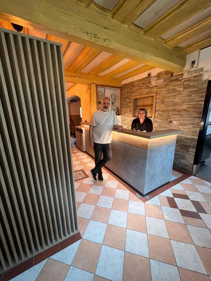Carolina Steiner und ihr Partner Rainer Hartz in ihrem neuen Restaurant, das sie aktuell renovieren und an den Start bringen als Ramen-Restaurant in Erlangen. Carolina Steiner und ihr Partner Rainer Hartz in ihrem neuen Restaurant, das sie aktuell renovieren und an den Start bringen als Ramen-Restaurant in Erlangen.