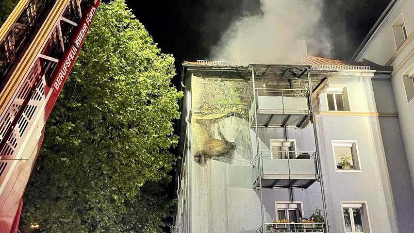 Nächtlicher Brand in Fürther Mehrfamilienhaus: Flammen breiteten sich aufs Dach aus - Hoher Schaden