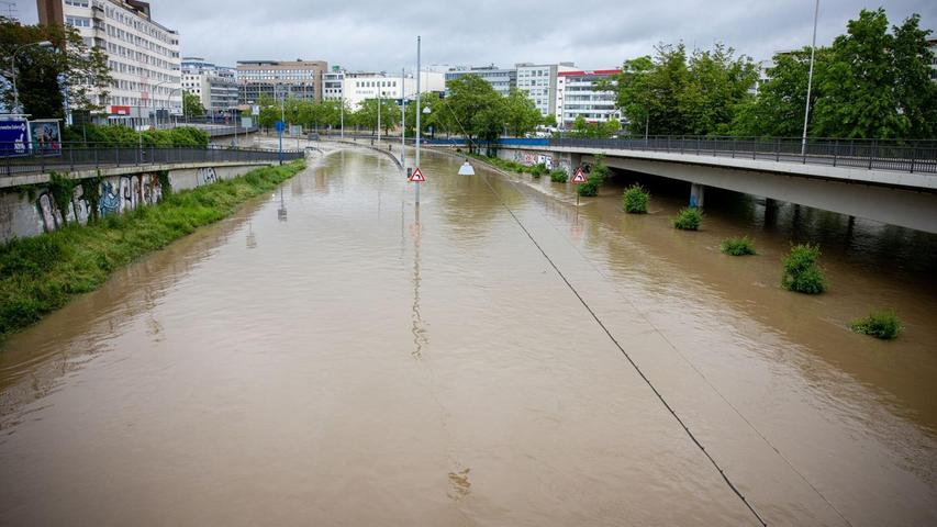 Die Stadtautobahn A620 in Saarbrücken steht unter Wasser.