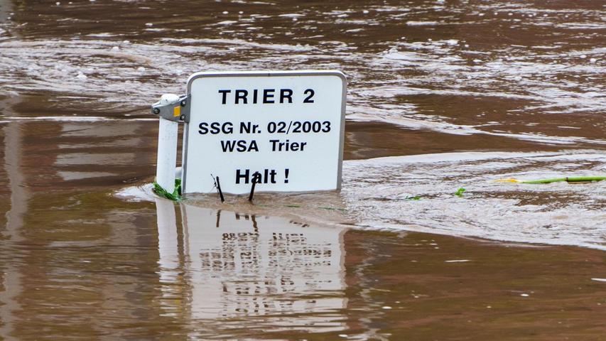 Ein Schild am Schiffsanleger in Trier im Moselhochwasser.