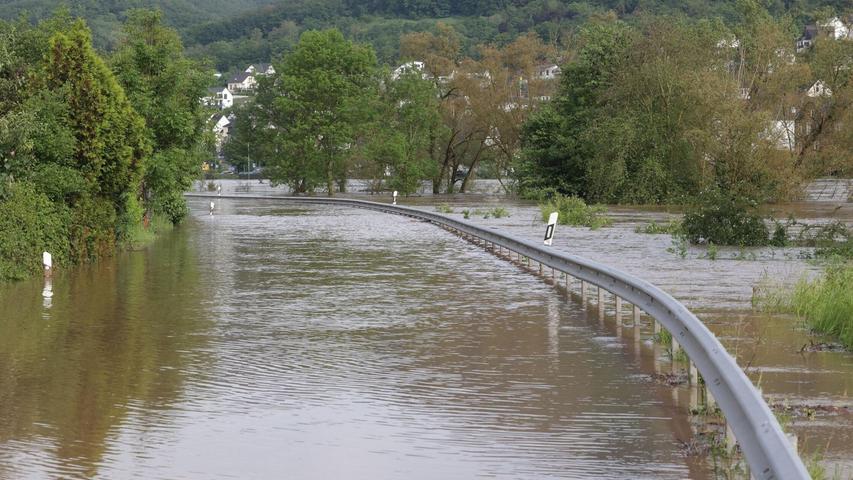 Die überflutete Straße L98 bei Cochem an der Mosel (Rheinland-Pfalz).