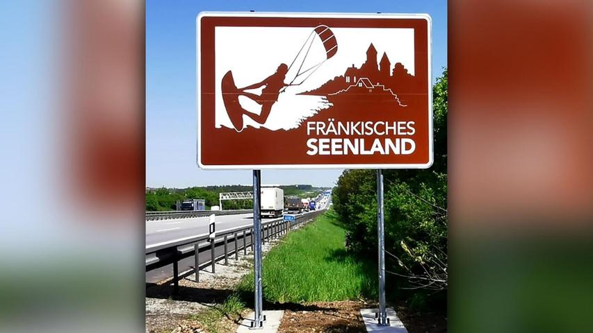 Veraltetes Seenland-Hinweisschild an der Autobahn bei Hilpoltstein musste weg: Nun hängt das neue