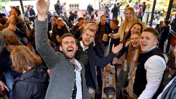 Party trotz Regen: Auf der Bergkirchweih Erlangen wurde auch am zweiten Tag mit Hingabe gefeiert