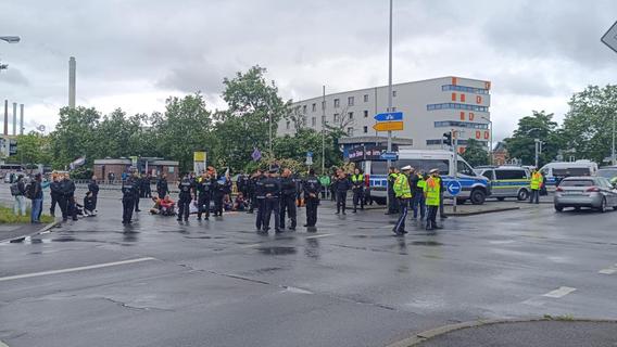 Sitzblockade in Nürnberg: Umweltaktivisten protestieren am Frankenschnellweg