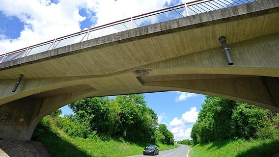 Lastwagenfahrer hat nicht aufgepasst: Darum ist Brücke bei Lauterhofen nun komplett gesperrt