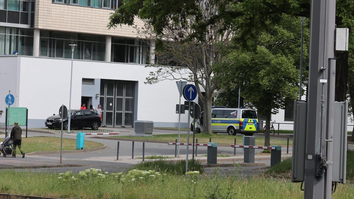 Ein Polizeifahrzeug steht vor dem Klinikum in Erfurt.