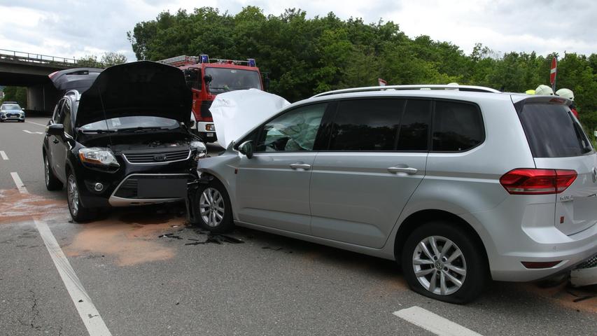 Verkehrsunfall auf B14 im Kreis Ansbach mit drei Beteiligten: Mehrere Verletzte nach Zusammenstoß