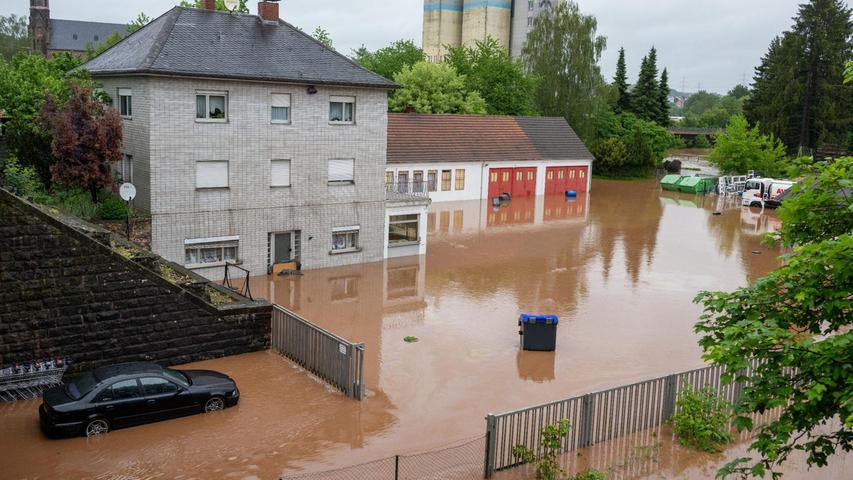 Das Hochwasser der Theel hat Teile der Innenstadt von Lebach überflutet.