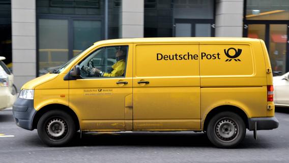 Postfahrzeug in Allersberg angefahren: Erst Schaden begutachtet, dann abgehauen