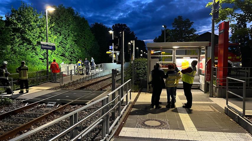 Zwei Männer stürzen vor einfahrenden Güterzug in Franken und sterben - Kriminalpolizei ermittelt
