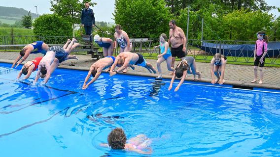"Anschwimmen" bei 11 Grad Außentemperatur im Thalmässinger Freibad: Sauna stand bereit