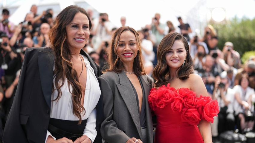 Karla Sofía Gascon (l-r), Zoe Saldana und Selena Gomez stellen ihren Film in Cannes vor.