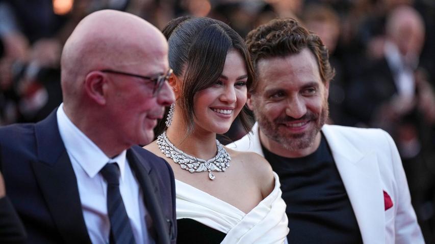 Regisseur Jacques Audiard (l-r) mit Selena Gomez und Edgar Ramirez in Cannes.