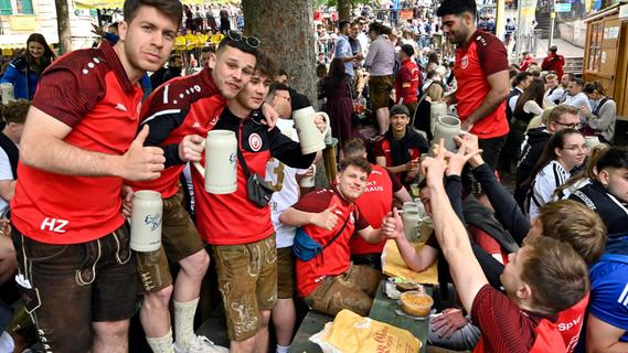 Vereine aus ganz Franken feiern auf der Erlanger Bergkirchweih - wir haben die Fotos