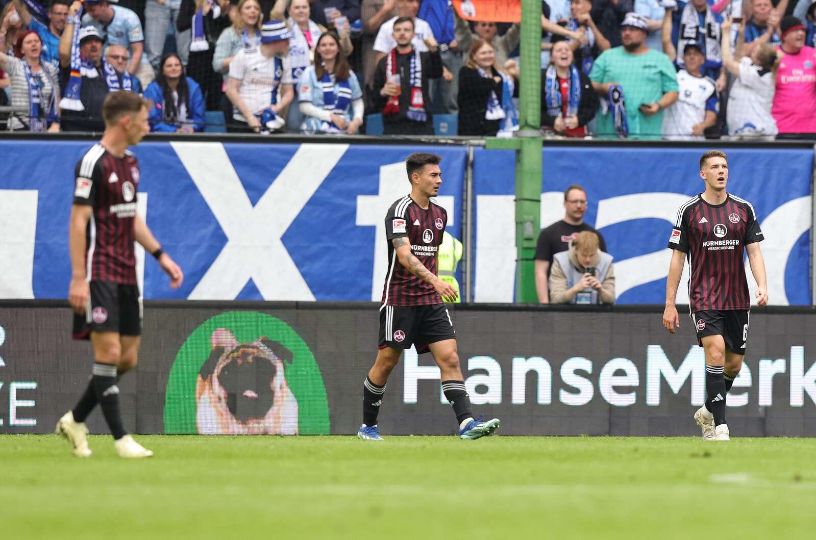Benjamin Goller, Jens Castrop und Florian Flick stapfen enttäuscht vom Feld. Benjamin Goller, Jens Castrop und Florian Flick stapfen enttäuscht vom Feld.