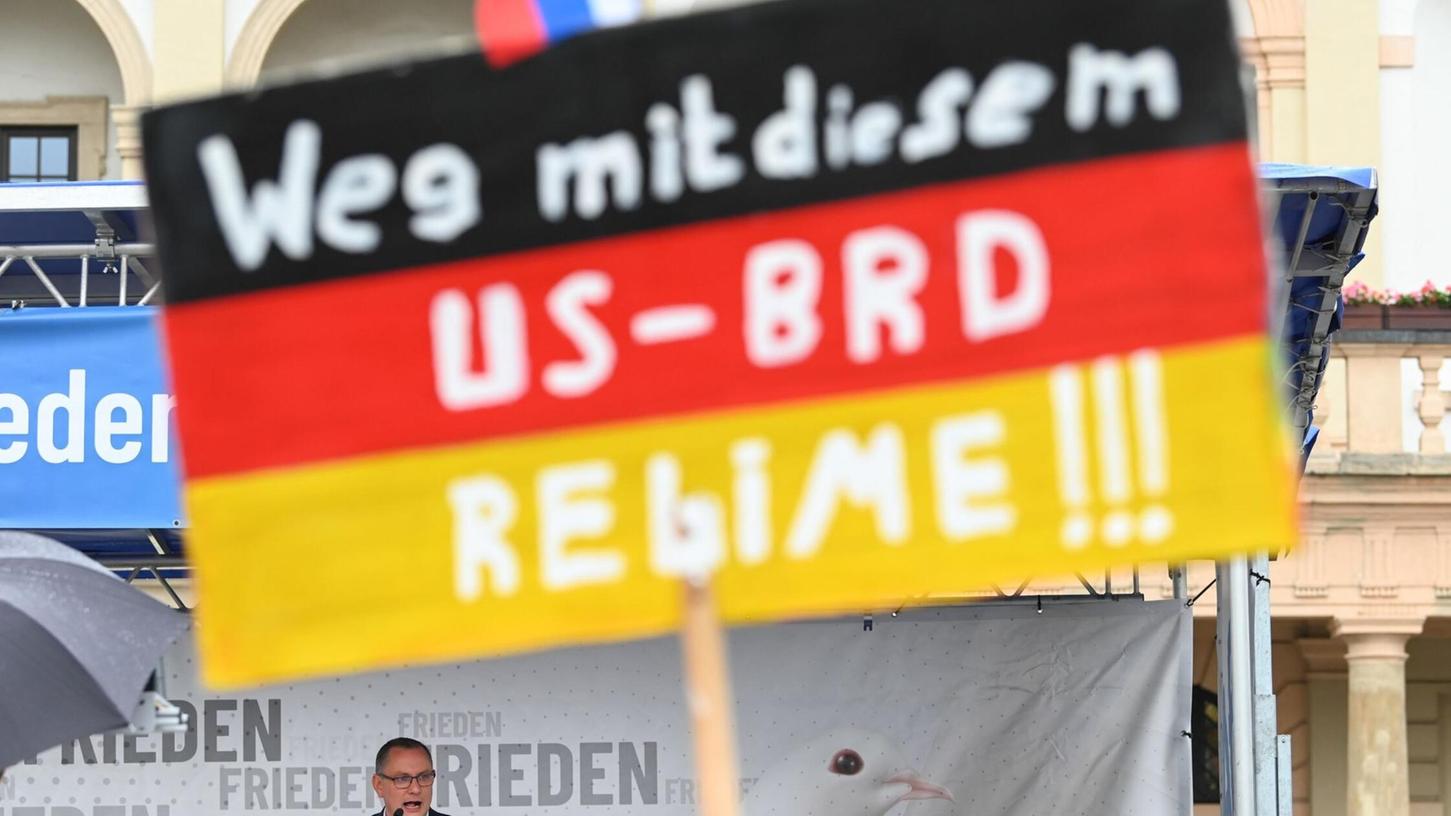 Ein antiamerikanisches Plakat auf einer AfD-Kundgebung mit Bundessprecher Tino Chrupalla in Magdeburg (Archivbild).