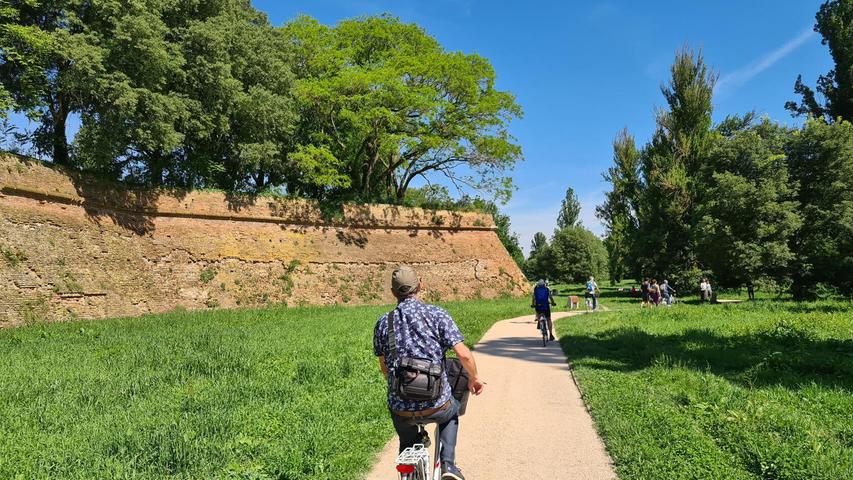 In der norditalienischen Stadt Ferrara, gehört Radfahren zum Lebensgefühl. Hier kann man zum Beispiel entlang der neu Kilometer langen Stadtmauer in einer großen Grünanlage um die Stadt fahren.
