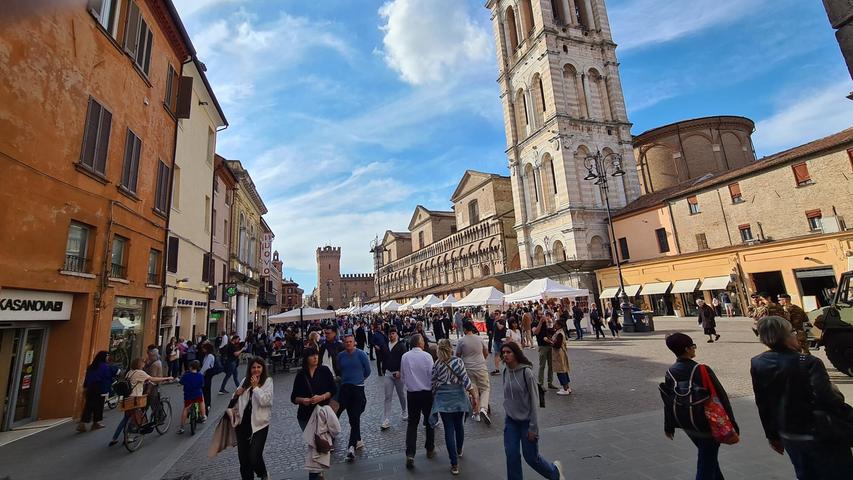 Buntes Treiben mit Straßencafés und Verkaufsständen gibt es entlang der „Loggia dei Merciai“ an der Längsseite der Kathedrale und an der Piazza Trento e Trieste in Ferrara. Hier hatten schon im Mittelalter Händler ihre Läden.