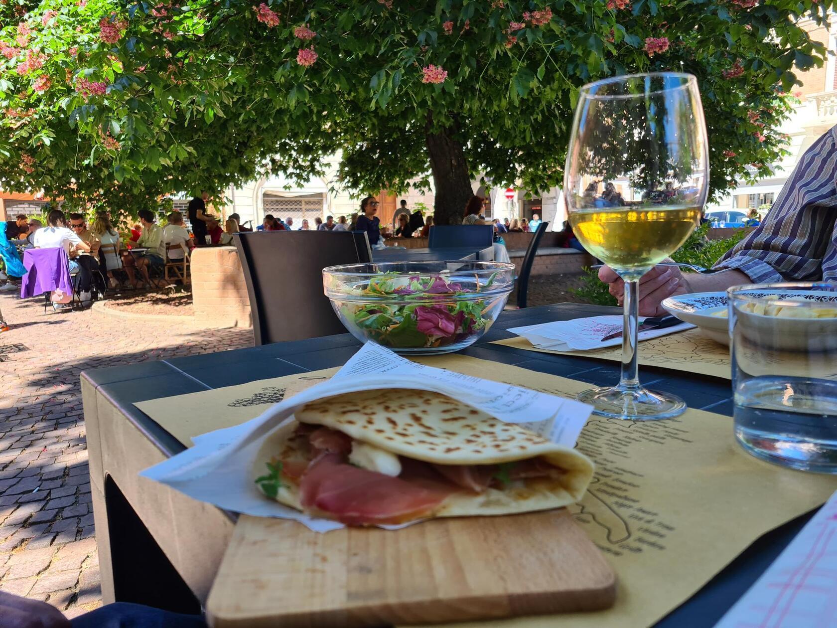 Stadtbesichtigen macht hungrig. In vielen schönen Lokalen in Ferrara kann man sich erholen und zum Beispiel Piadine, gefüllte Fladenbrote, essen.