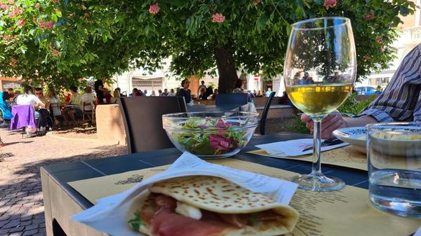 Stadtbesichtigen macht hungrig. In vielen schönen Lokalen in Ferrara kann man sich erholen und zum Beispiel Piadine, gefüllte Fladenbrote, essen.