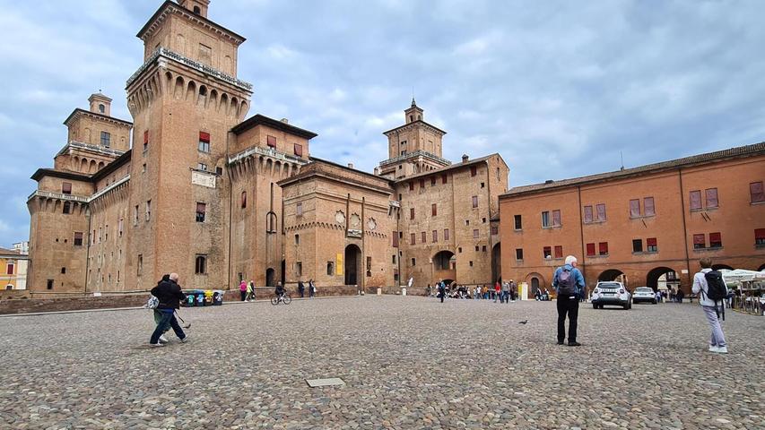 Das Castello Estense, auch Castello di San Michele, dominiert die Altstadt von Ferrara. Es war lange Sitz der mächtigen Familie d'Este und beherbergt heute ein Museum.