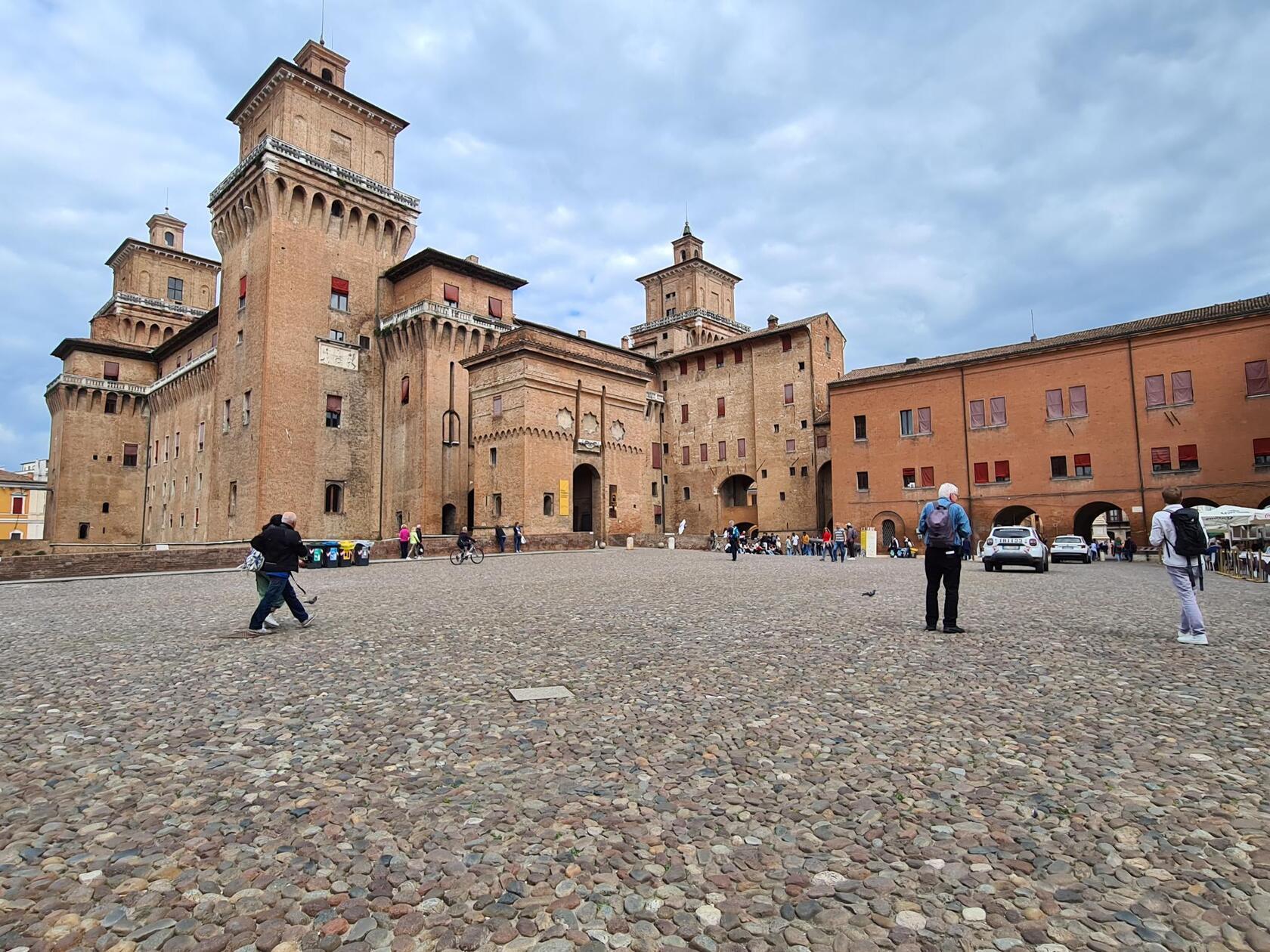 Das Castello Estense, auch Castello di San Michele, dominiert die Altstadt von Ferrara. Es war lange Sitz der mächtigen Familie d'Este und beherbergt heute ein Museum.