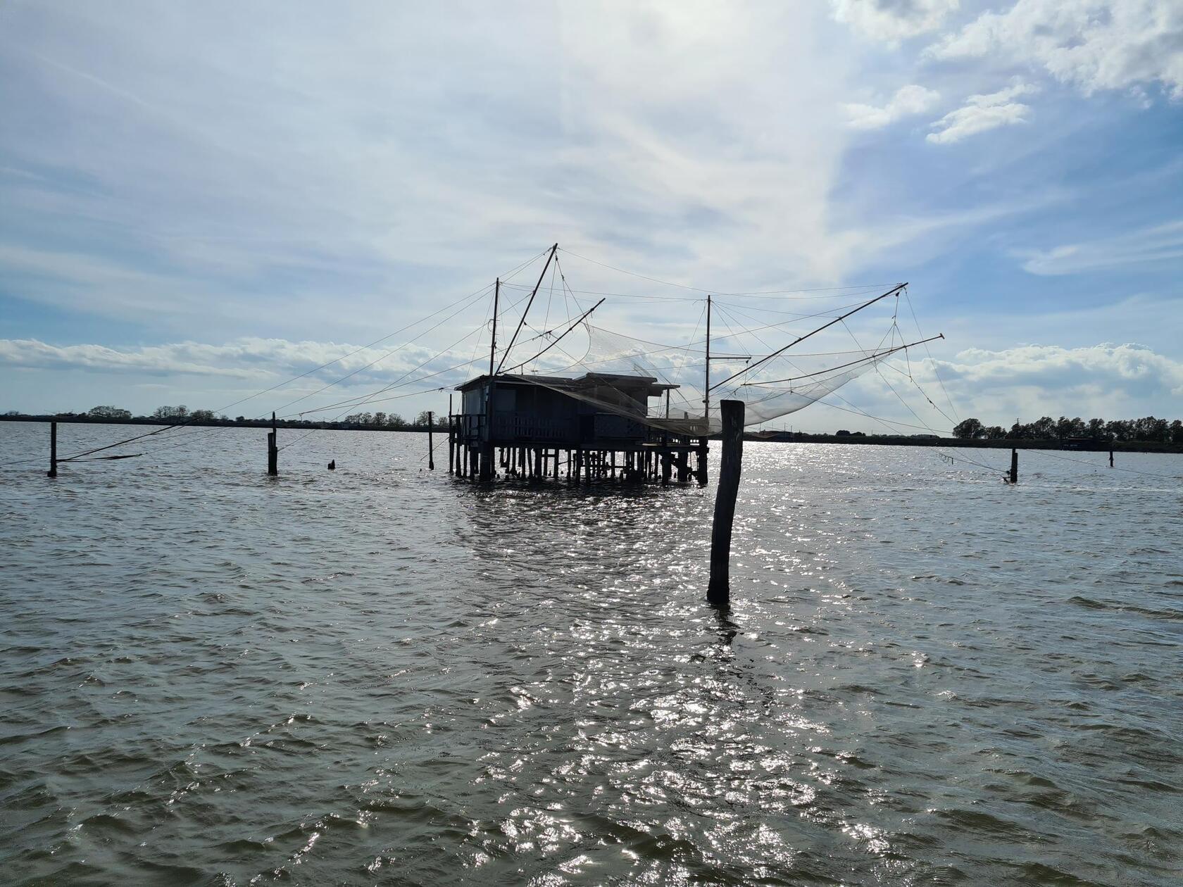 Das Po-Delta bei Comacchio ist durch Brackwasserseen geprägt. Hier gibt es unzählige Vogelarten. Einheimische ernten unter anderem Muscheln, die in den warmen, flachen Gewässern gut gedeihen.