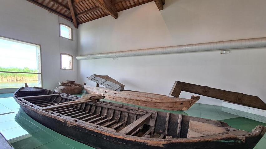 In Comacchio war das Zentrum des Aalfangs. In einem Museum einer ehemaligen Fischfabrik ist ein Fischerboot zu sehen, das zum Abfischen genutzt wurde.