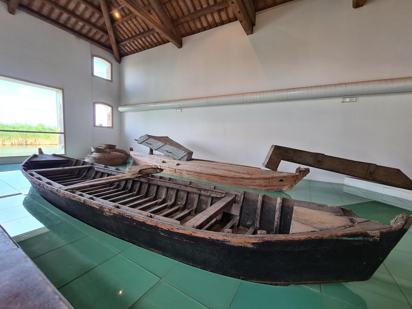 In Comacchio war das Zentrum des Aalfangs. In einem Museum einer ehemaligen Fischfabrik ist ein Fischerboot zu sehen, das zum Abfischen genutzt wurde.