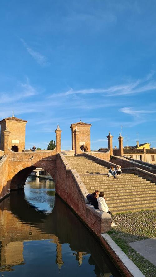 Die Stadt Comacchio in der italienischen Provinz Emiglia-Romagna gilt als Mini-Venedig. Hier ist die Brücke Treponti zu sehen