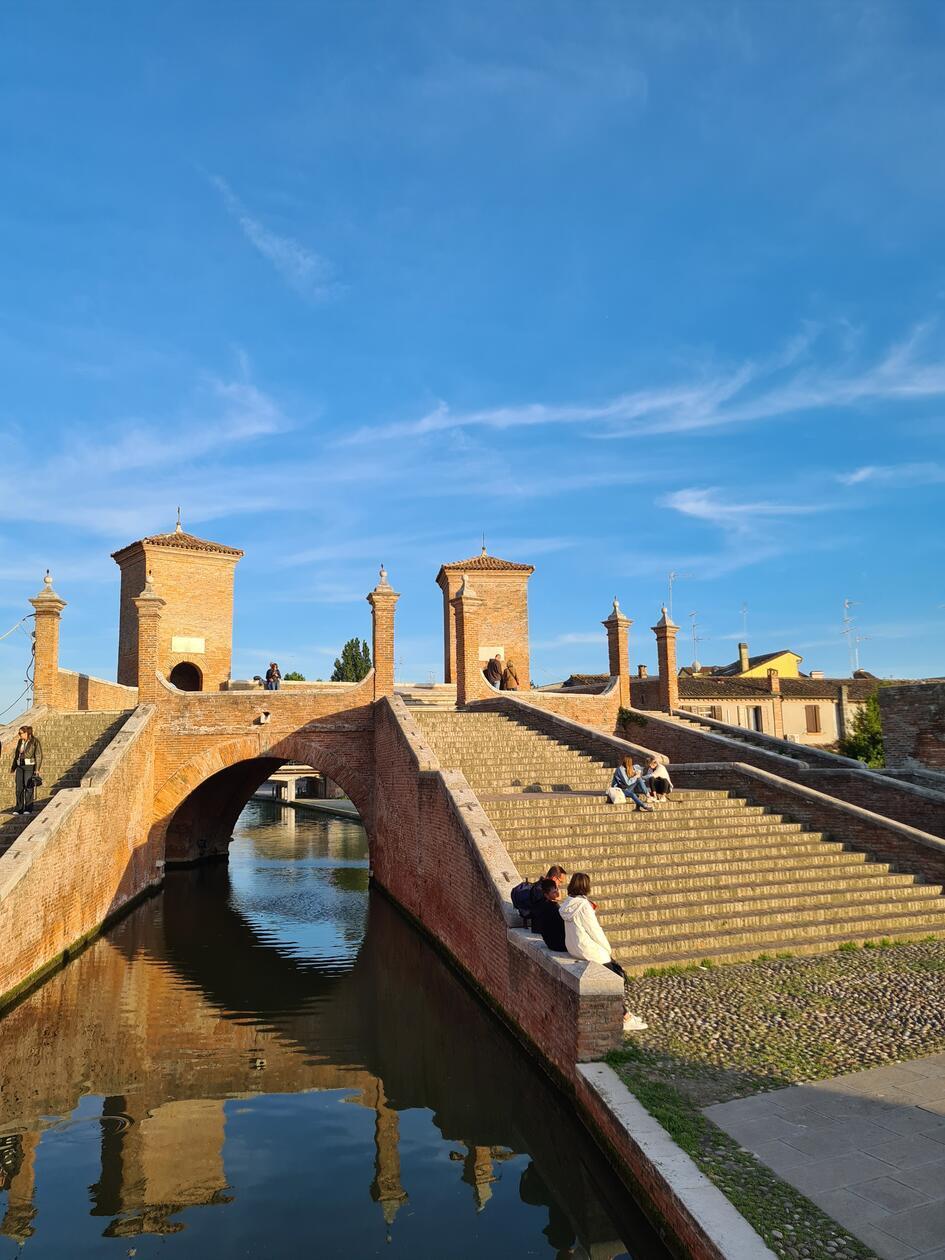 Die Stadt Comacchio in der italienischen Provinz Emiglia-Romagna gilt als Mini-Venedig. Hier ist die Brücke Treponti zu sehen