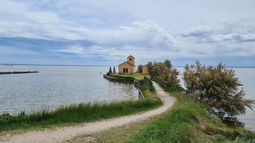 Die Wasserlandschaft im Po-Delta erkundet man am besten mit dem Fahrrad. Überall sind stille Orte und schöne Aussichten zu finden, wie hier bei Comacchio.