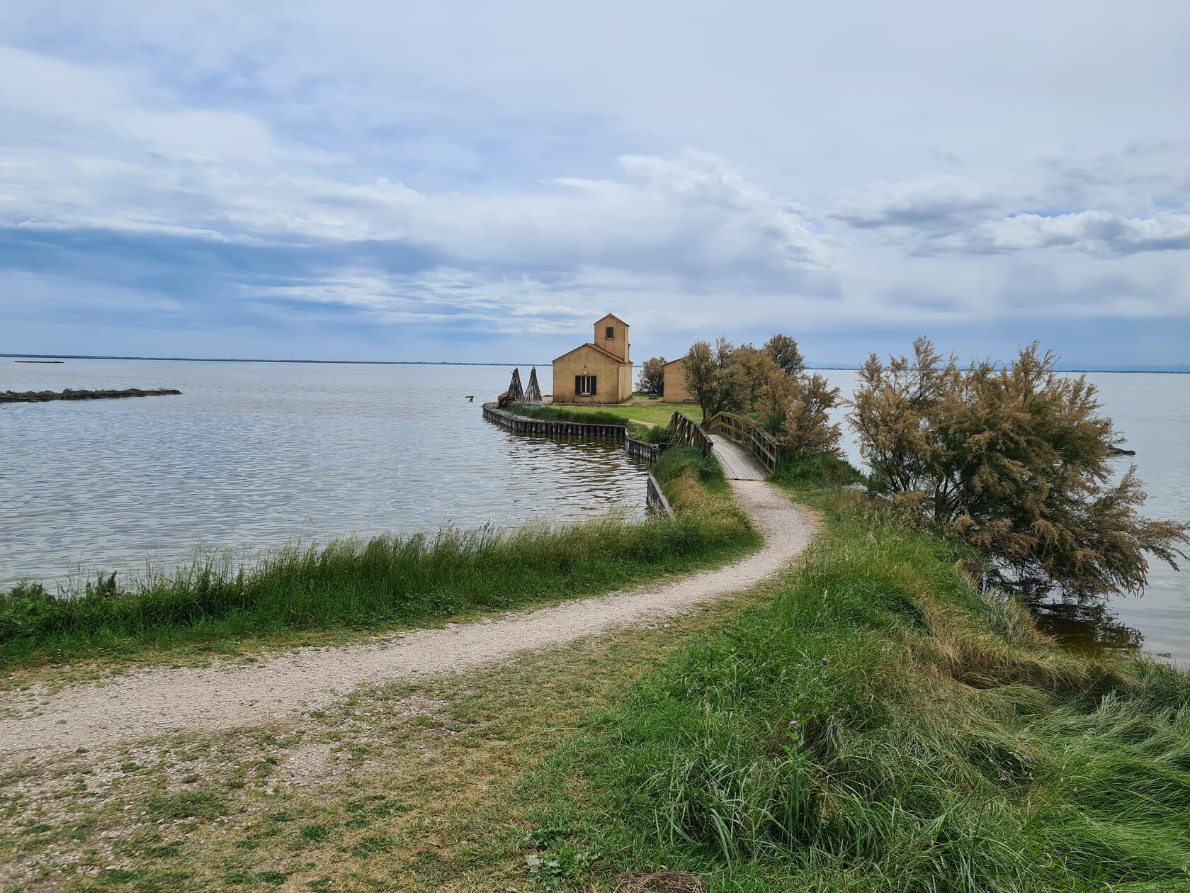 Die Wasserlandschaft im Po-Delta erkundet man am besten mit dem Fahrrad. Überall sind stille Orte und schöne Aussichten zu finden, wie hier bei Comacchio.