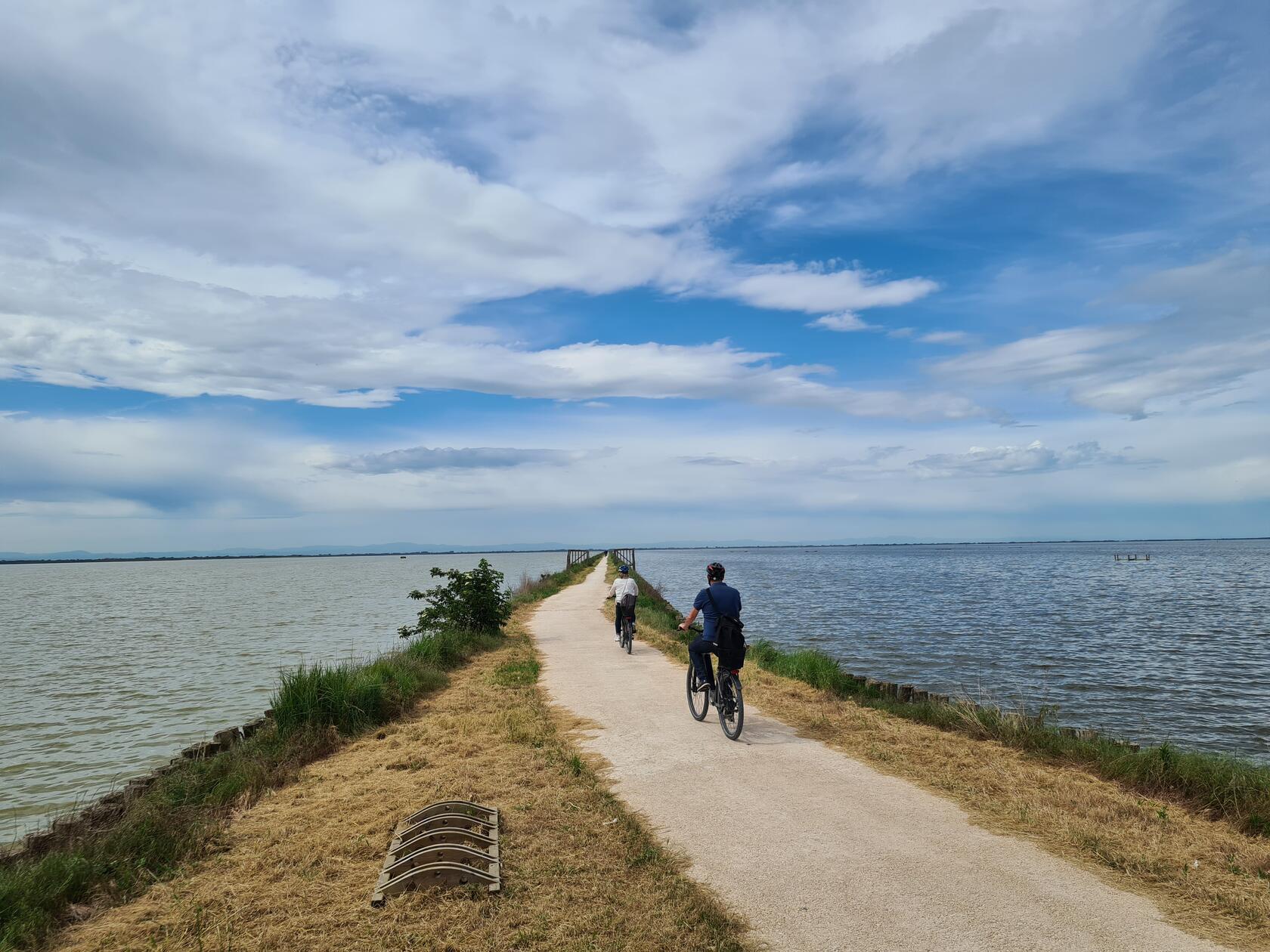 Durch den Brackwassersee "Valli di Comacchio" im Po-Delta kann man auf einem Damm sehr entspannt radeln und dabei Flamingos beobachten.
